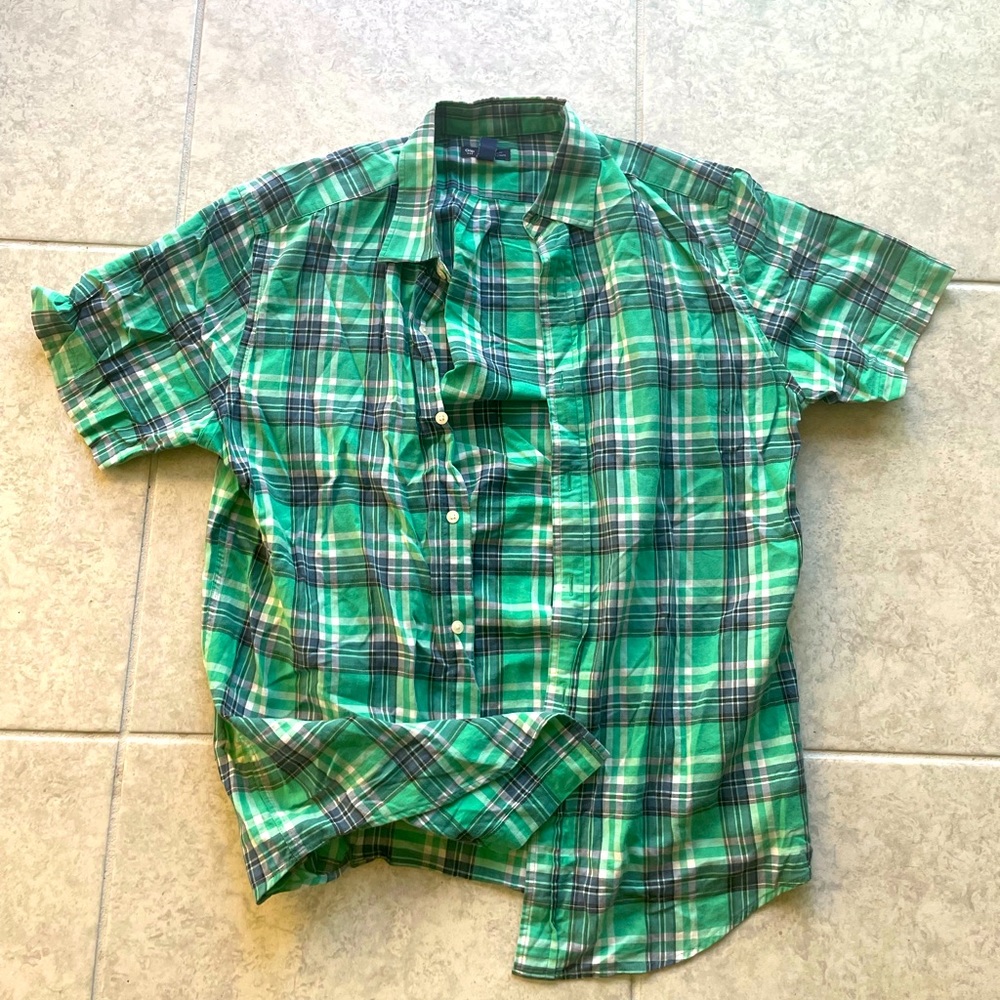 Large men’s gap short sleeve button up